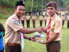 Ust. Arif Rahman S.Pd.I selaku pembina pramuka menyerahkan hadiah kepada peserta terbaik M. Hafiizh